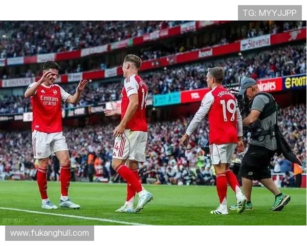 埃泽首战北伦敦德比戴帽成47年首人 7战热刺狂轰6球神勇表现引爆全场